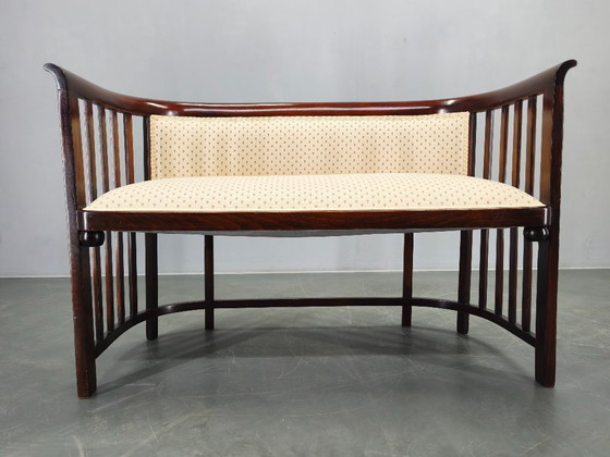 Image 1 of Toegeschreven aan Josef Hoffmann: Beukenhouten sofa, Weense Secession, jaren 1920