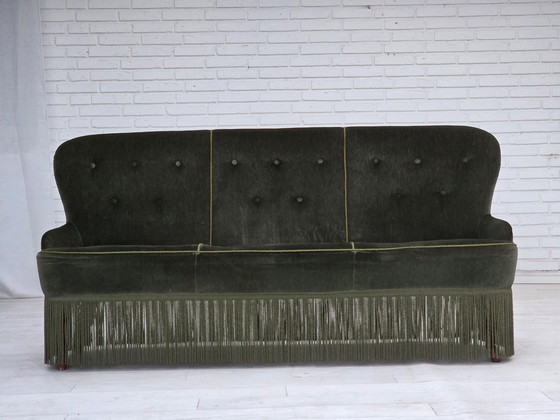 Image 1 of Anni '70, divano danese a 3 posti, velluto per mobili, gambe in legno di faggio, condizioni originali.