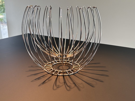 Image 1 of Cesta de fruta de diseño fabricada en acero inoxidable.