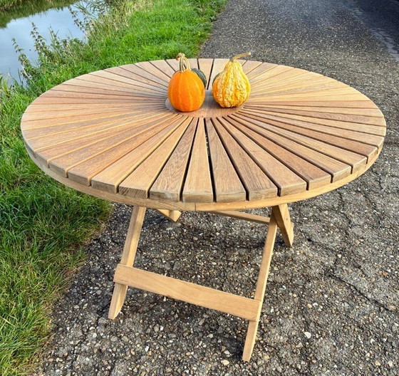 Image 1 of Round folding heavy-duty teak garden table 110cm - as NEW -
