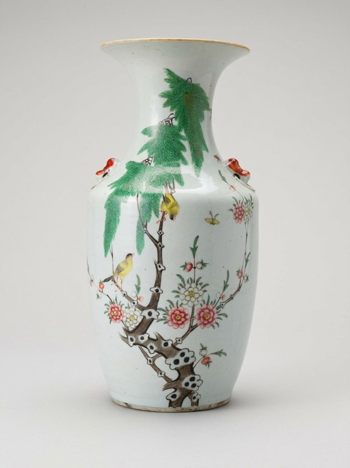 China (Republiekperiode, 1920-1940) — Grote Balustervormige Famille Rose Porseleinen Vaas Bloemen en Vogels (H. 42 Cm)