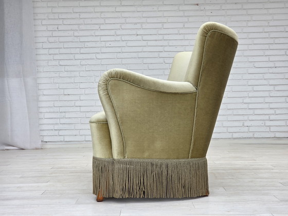 Image 1 of Sofá danés de dos plazas, años 60, terciopelo verde, patas de madera de haya.