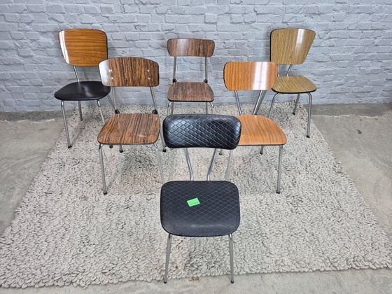 Image 1 of Ensemble de 6 chaises de cuisine vintage Brabantia, gaies et pleines de caractère – Mélange de bois veiné et de similicuir noir