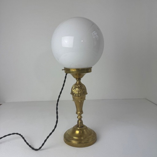 Ancienne lampe à poser en laiton et opaline vintage