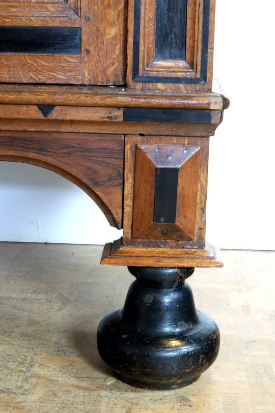 Image 1 of Armario de cojines de Gelderland, hacia 1650/ Gelderland Cushion Cabinet, 1650