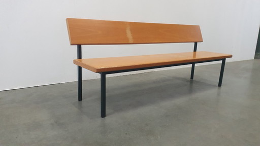 Banco de madera de estilo industrial retro vintage de los años 60