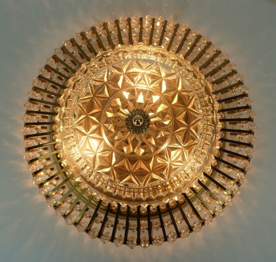 Image 1 of Lámpara de techo de mediados de siglo de la década de 1960, lámpara de techo de latón y vidrio, estilo Hollywood Regency.