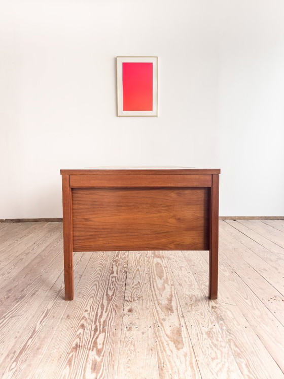 Image 1 of Scrivania direzionale in teak di metà secolo con intarsi in pelle