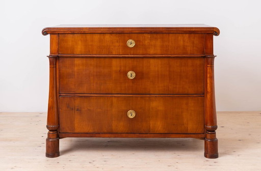 Cómoda Biedermeier de madera de cerezo, mediados del siglo XIX.