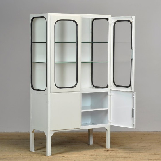 Vintage medical cabinet, 1970s – Display cabinets, Glass, Metal (photo 4 of 9)