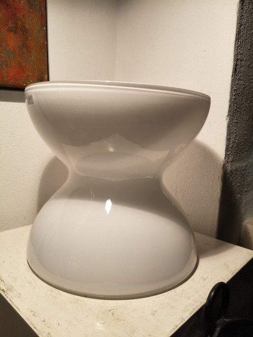 Jarrón diábolo de cristal opalino blanco modernista de diseño vintage de Anne Nilsson para Ikea