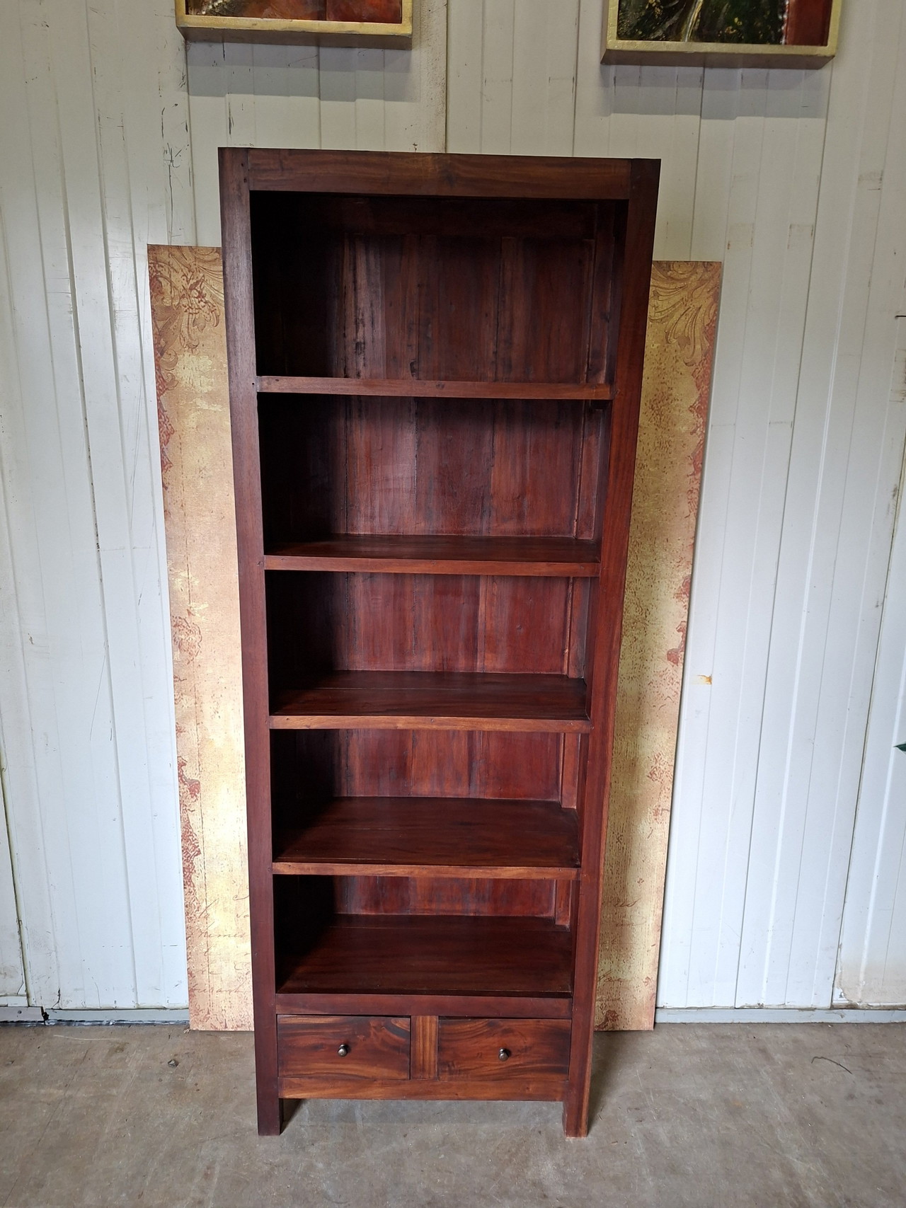 Librería clásica de dimensiones 70x30cm y 190cm de alto.