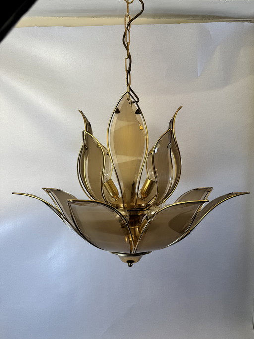 Grote vintage ‘Lotus’ hanglamp van rookglas en messing – Hollywood Regency stijl