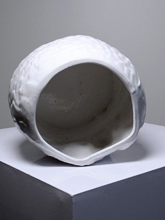 Image 1 of Gran maceta antigua italiana de cerámica blanca con forma de cabeza de búho.