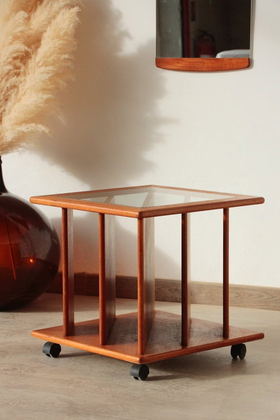 Image 1 of Vintage G Plan teakhouten bijzettafel met tijdschriftenrek en wielen (jaren 60)