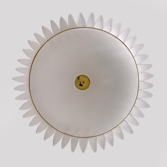 Image 1 of Lustre Art déco en verre de Murano italien, orné de plumes et de détails en laiton.