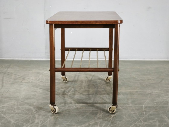 Tavolino danese in teak degli anni '60 con portariviste in ottone e rotelle, Tavolini, Legno, Metallo (foto 11 di 11)