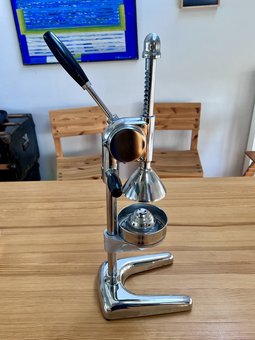 Vintage industrial mid century style horeca manual citrus squeezer / juicer made from heavy steel 