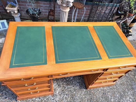 Image 1 of Scrivania classica inglese con intarsi in pelle, in condizioni nuove - Dimensioni 150x75 e 76 cm di altezza