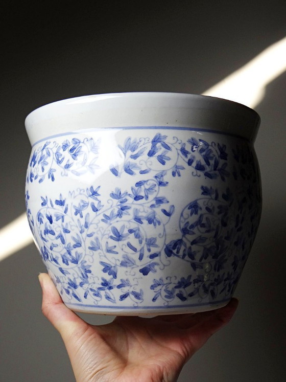 Image 1 of Maceta de porcelana china antigua azul y blanca con decoración vegetal.