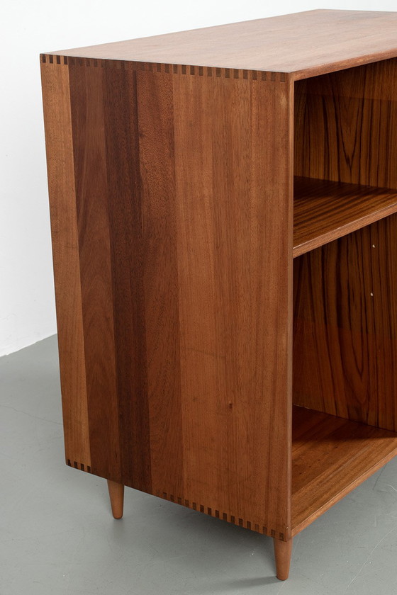 Image 1 of Boekenkastje met mooie houtverbindingen