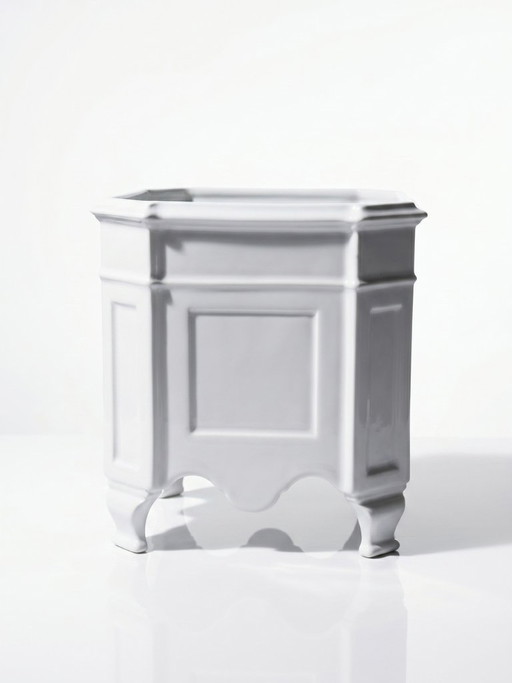 Quadratischer Blumentopf mit Füßen aus weißem Limoges-Porzellan im Rokoko-Stil
