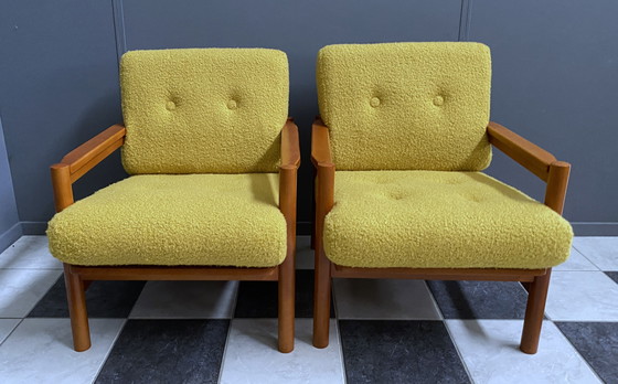 Image 1 of Set van twee fauteuils 1960S, opnieuw bekleed in okergele bouclé. Zithoogte 41 cm.