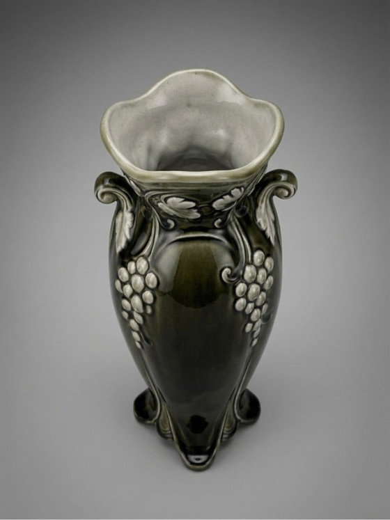 Image 1 of Art Nouveau vaas van De Bruyn – Model 4696 – Reliëf druivendecoratie – Geglazuurd keramiek – 29 cm