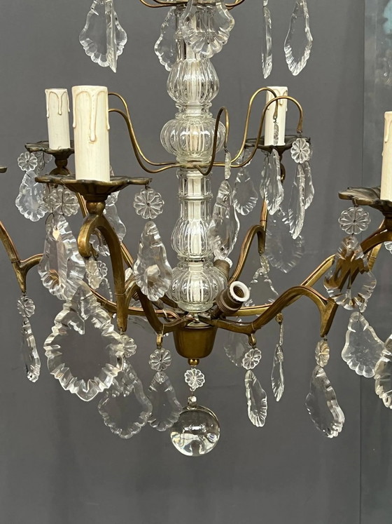 Lámpara de araña estilo Luis XV en bronce dorado, adornada con colgantes de cristal. 8 puntos de luz. (photo 4 of 7)