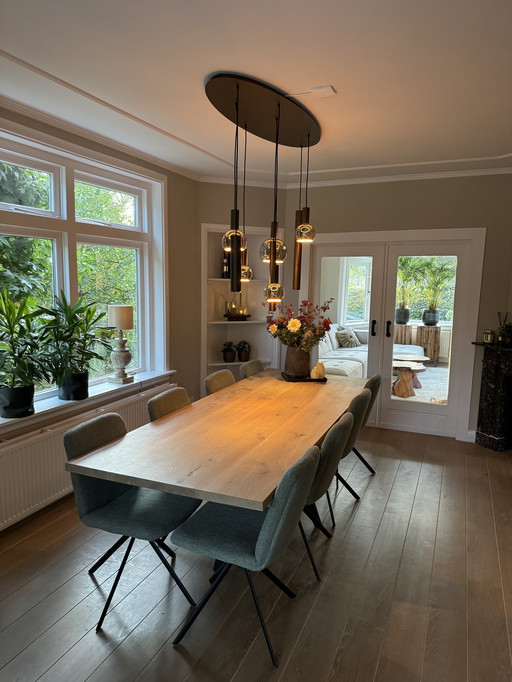 Table à manger avec 8 chaises - Comme neuve