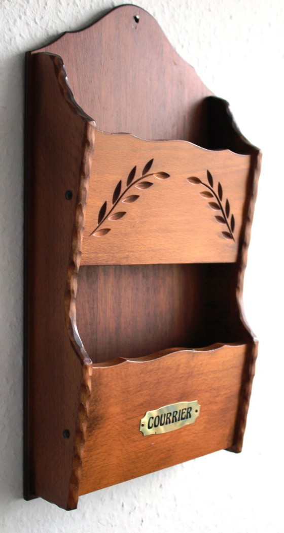Image 1 of Altes französisches Briefregal aus Holz mit dekorativer Schnitzerei 2 Ablagen