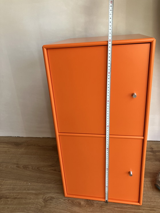 Image 1 of Armoire murale Montana Slim originale à 2 portes, couleur orange - Peter J. Lassen

