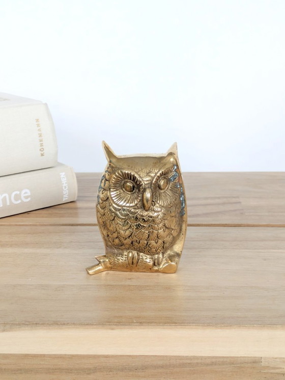 Image 1 of Statuetta vintage di gufo in ottone massiccio di metà secolo su ramo, decorazione in ottone dettagliata