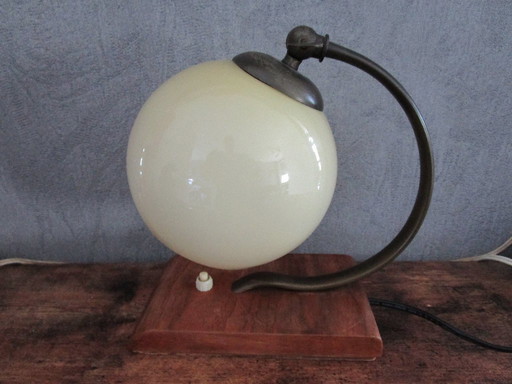 Schöne Art-Deco-Lampe aus den 1920er-1940er Jahren in schönem Vintage-Zustand.