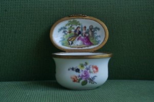 Tabacchiera in porcellana, XVIII secolo.