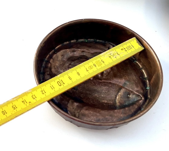 Image 1 of Collection de moules à pâtisserie anciens en cuivre – gâteau Bundt, poisson et homard – datant du début du XXe siècle.