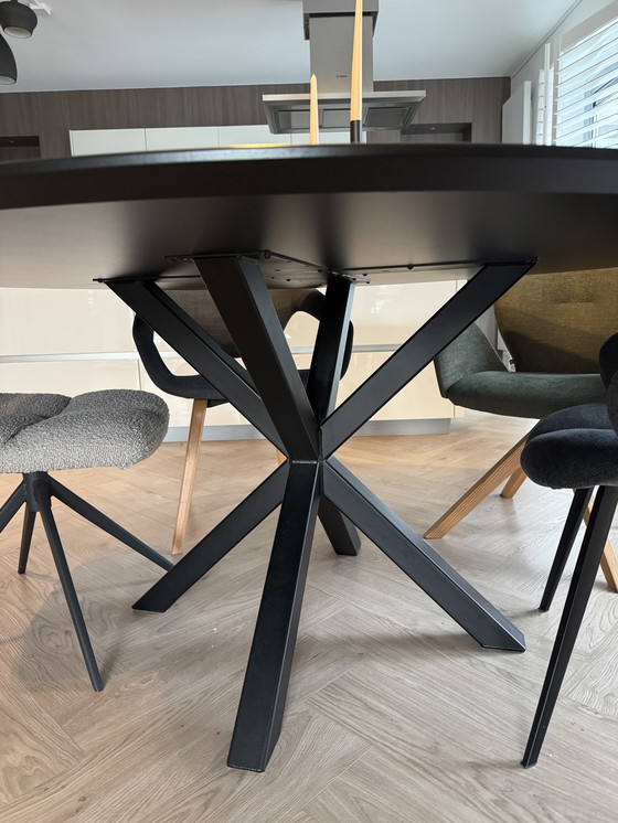 Image 1 of Eettafel rond 159cm met Fenix Arpa HPL en stalen X-poot