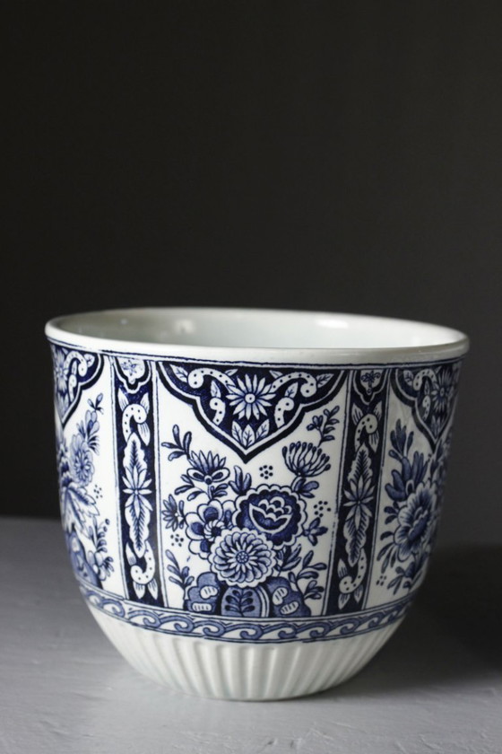 Image 1 of Delft Petrus Regout Maastricht Royal Sphinx – Paar Übertöpfe, Niederlande, 20. Jahrhundert
