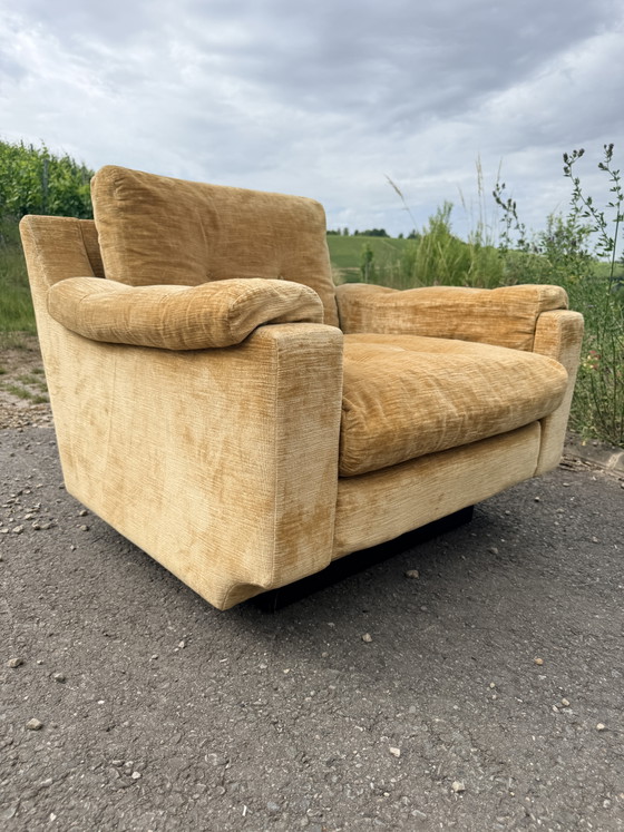 Image 1 of Extra grote fauteuil uit de jaren 70 in goudkleurig fluweel.