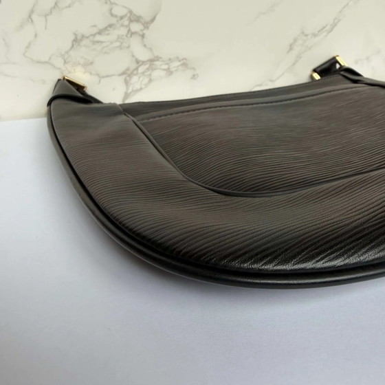 Louis Vuitton Matsy piel Epi negra – Otros bolsos, Vintage (photo 8 of 15)