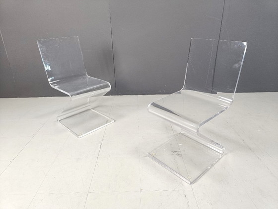 Paire de chaises en plexiglas à motif zigzag, années 1970 – Chaises de salle à manger (photo 9 of 9)