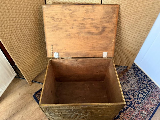 Messing-Aufbewahrungstruhe mit Relief holländischer Szenen, Aufbewahrungsschrank, Holz, Gold, Vintage (Foto 4 von 13)