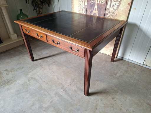 Scrivania antica inglese bifacciale, scrittoio, 4 cassetti, dimensioni 137x106cm e altezza 7cm.