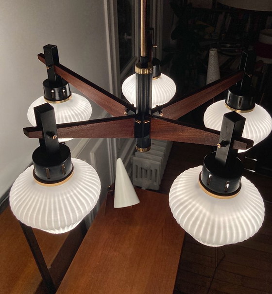 Image 1 of Lampadario italiano d'epoca in teak, ottone e vetro opalino