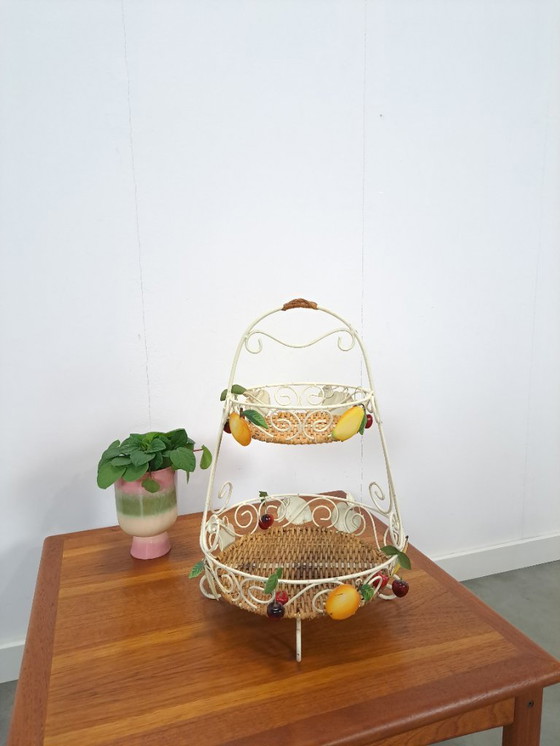 Image 1 of Alzata francese a più livelli in metallo bianco, cesto di frutta