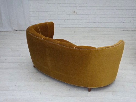 Image 1 of Deense "Banan" tweezitsbank uit de jaren 60, origineel olijfgroen meubelvelours.