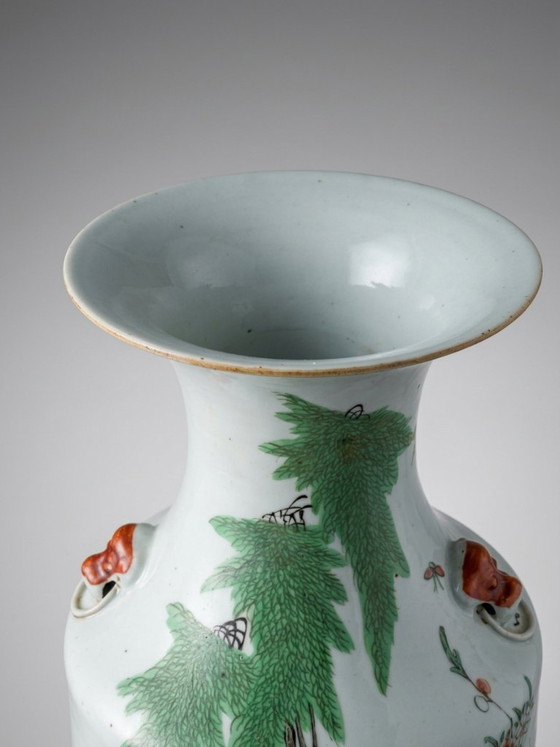 China (Republiekperiode, 1920-1940) — Grote Balustervormige Famille Rose Porseleinen Vaas Bloemen en Vogels (photo 6 of 12)
