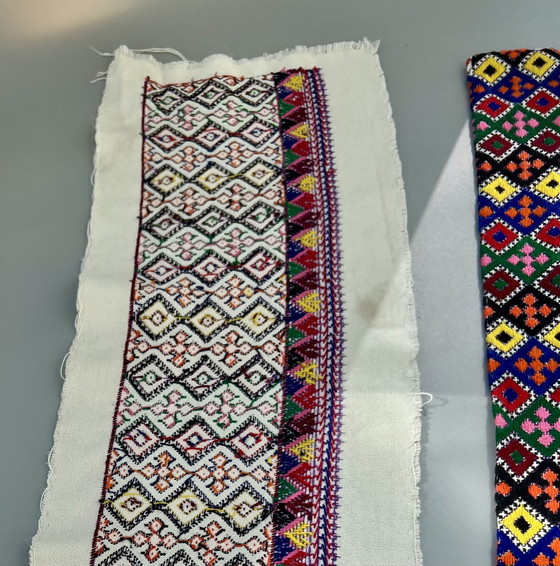 Image 1 of Twee Hongaarse randen met kleurrijk handborduurwerk met een folkloristisch patroon