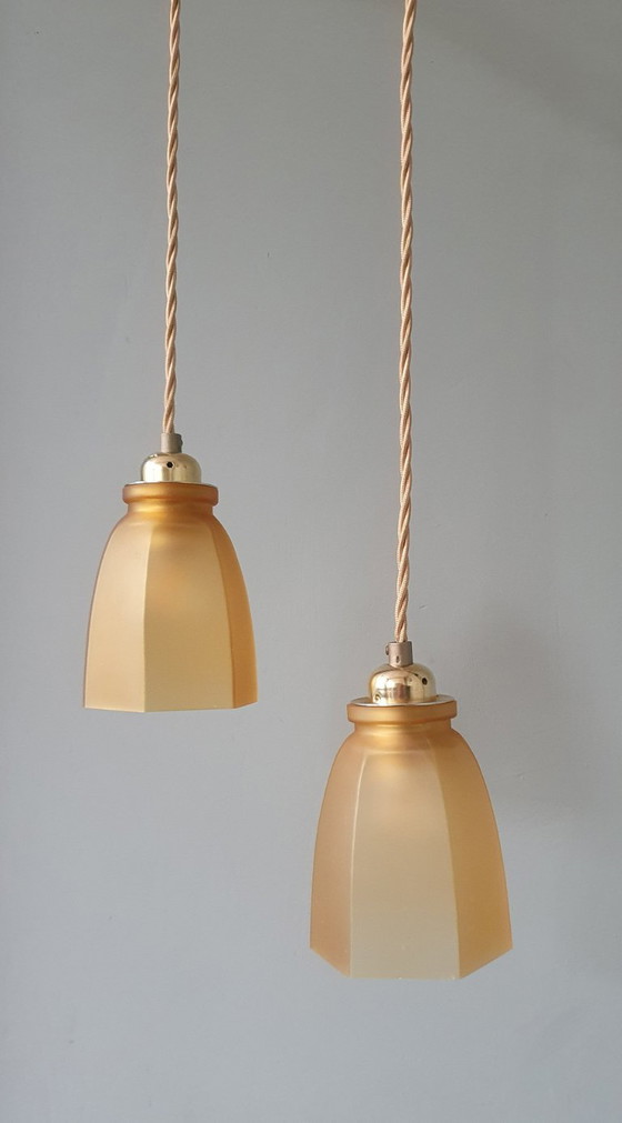 Image 1 of Set Vintage franse gele hanglampen van gekleurd glas.