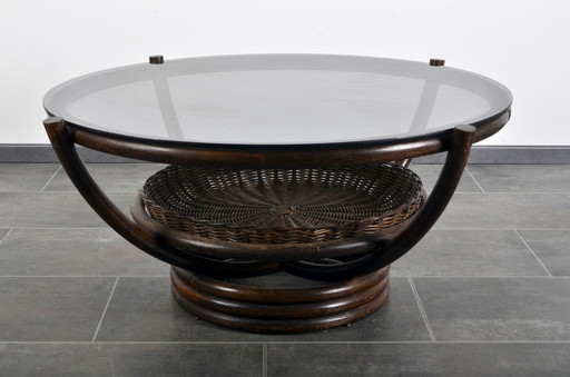 Table basse en rotin des années 1970 avec plateau en verre fumé